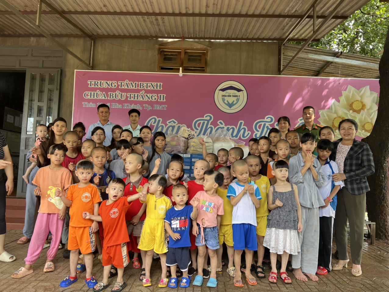  Xã Hòa Khánh kết hợp với mạnh thường quân đến thăm và trao quà cho trẻ em bị bỏ rơi tại Trung tâm Bảo trợ xã hội Chùa Bửu Thắng II. 